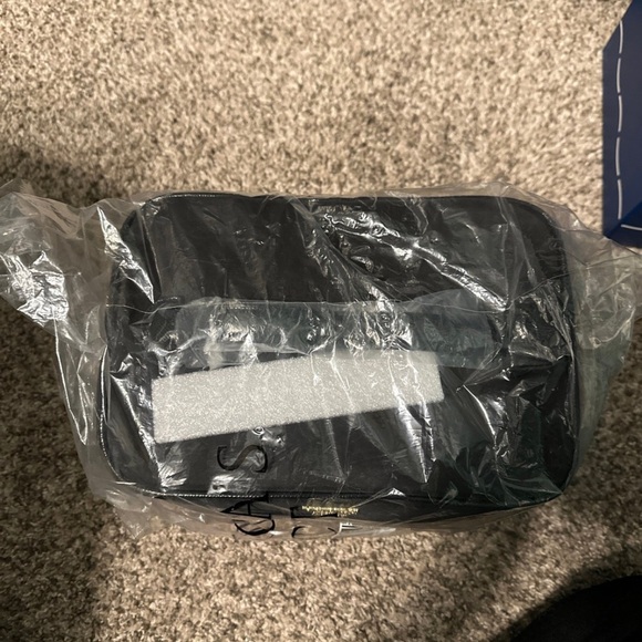 Victoria’s Secret make up bag brand new travel size! W/bag inside! - Picture 7 of 8